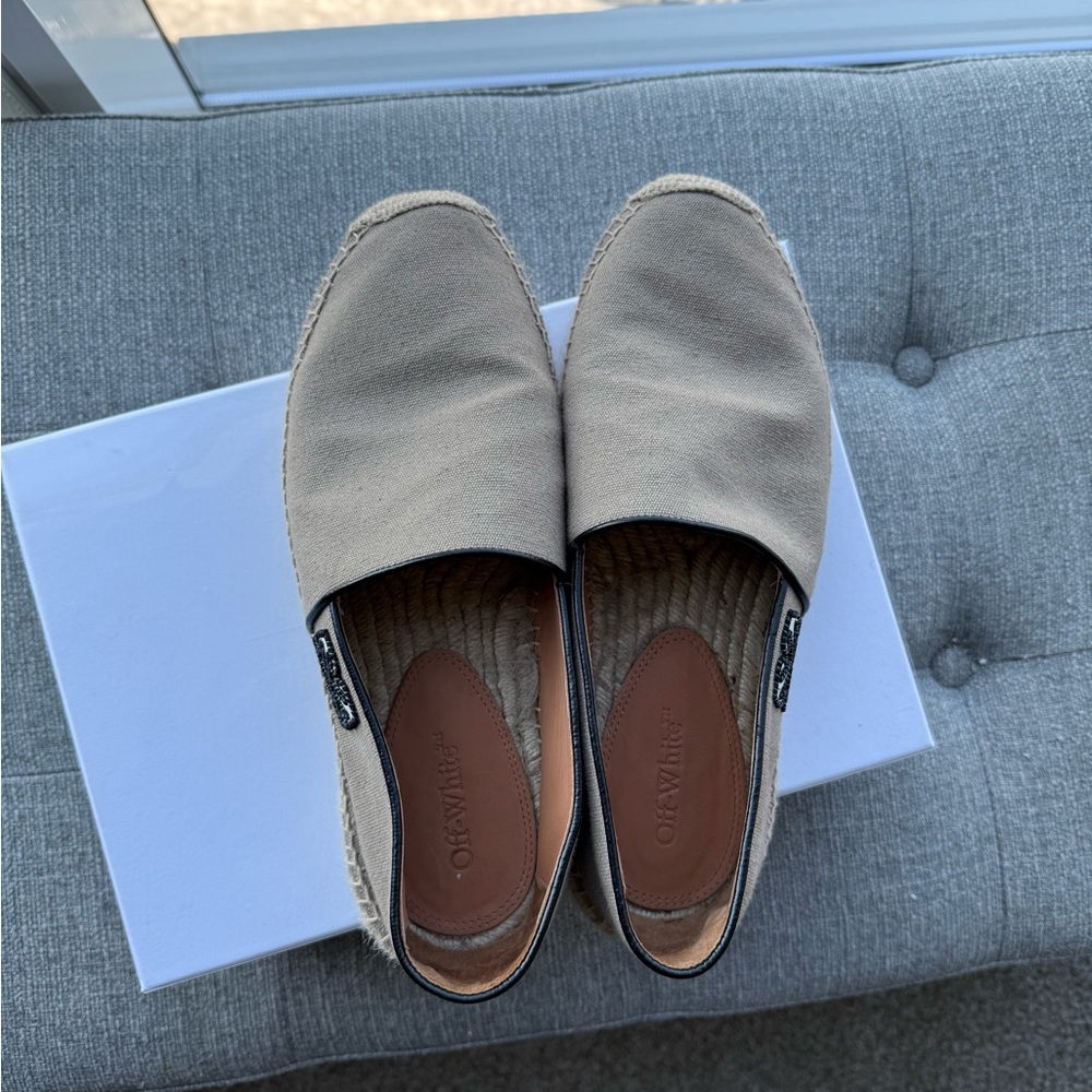 Off-White Tan Slip-On Loafers Classic Design - Picture 2 of 6